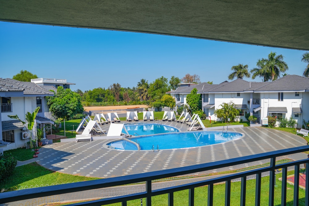 Regenta Baywatch Beach Resort, Goa — Swimming pool in Colva, Goa