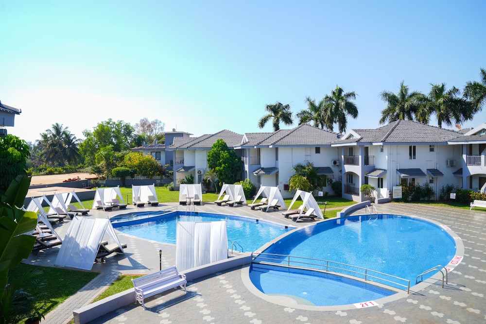 Regenta Baywatch Beach Resort, Goa — Swimming pool in Colva, Goa