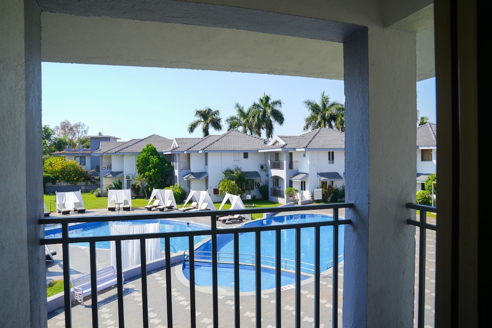 Regenta Baywatch Beach Resort, Goa — Swimming pool in Colva, Goa
