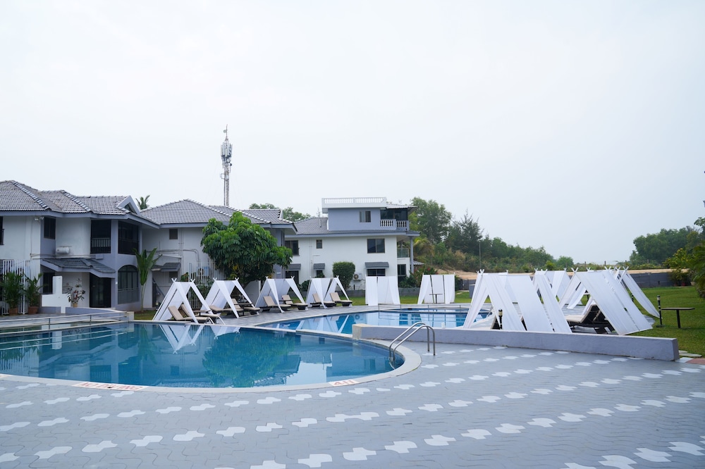 Regenta Baywatch Beach Resort, Goa — Swimming pool in Colva, Goa