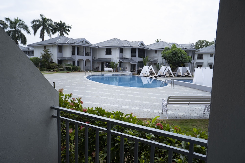 Regenta Baywatch Beach Resort, Goa — Swimming pool in Colva, Goa