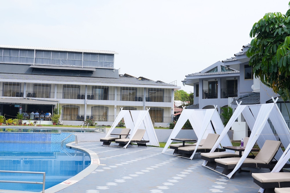 Regenta Baywatch Beach Resort, Goa — Swimming pool in Colva, Goa