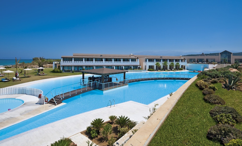 Giannoulis – Cavo Spada Luxury Sports & Leisure Resort & Spa — Swimming pool in Platanias