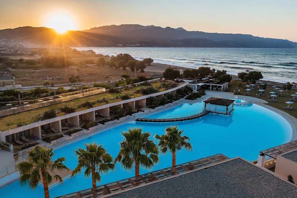 Giannoulis – Cavo Spada Luxury Sports & Leisure Resort & Spa — Swimming pool in Platanias