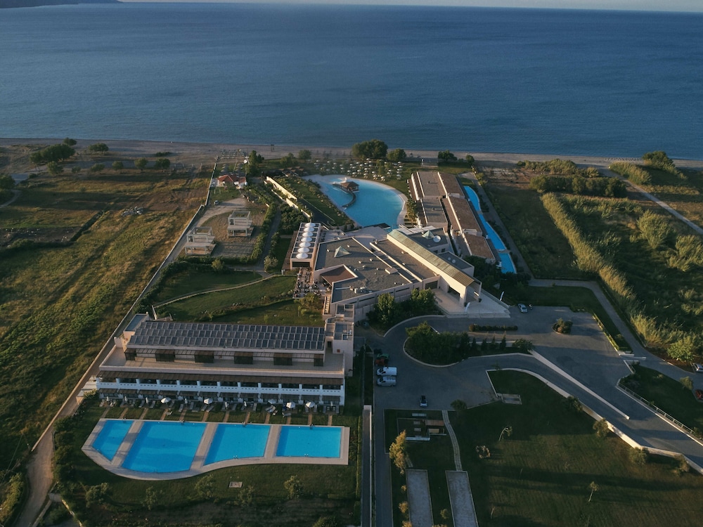 Giannoulis – Cavo Spada Luxury Sports & Leisure Resort & Spa — Hotel building in Platanias