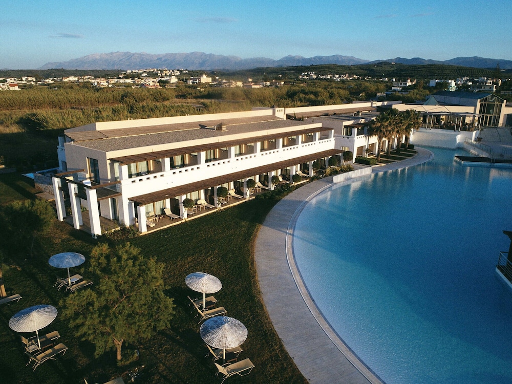 Giannoulis – Cavo Spada Luxury Sports & Leisure Resort & Spa — Swimming pool in Platanias