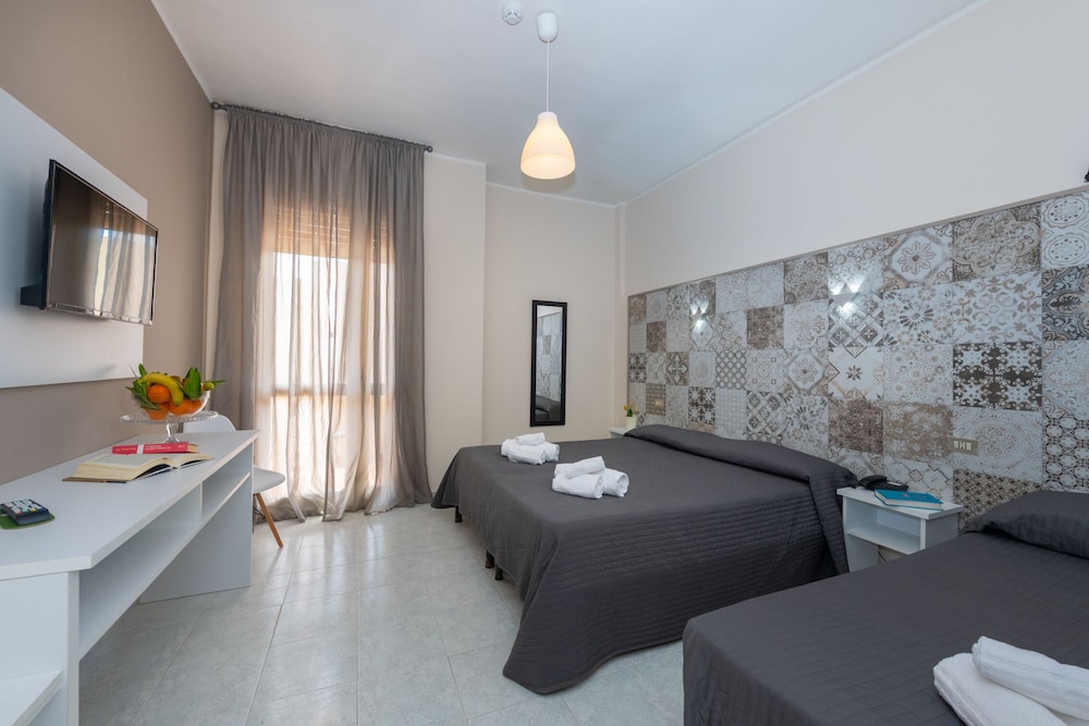 Hotel Club Eloro — Hotel rooms in Noto, Sicily
