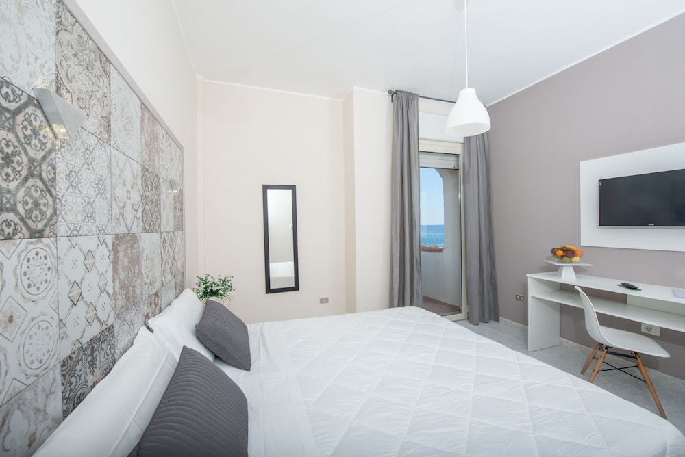 Hotel Club Eloro — Hotel rooms in Noto, Sicily