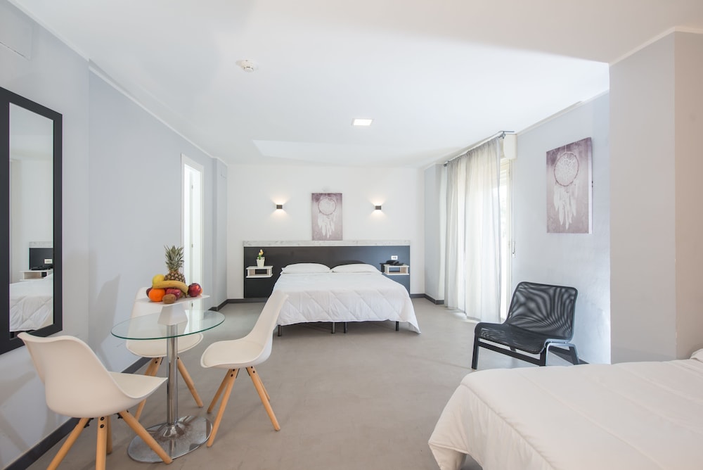 Hotel Club Eloro — Hotel rooms in Noto, Sicily