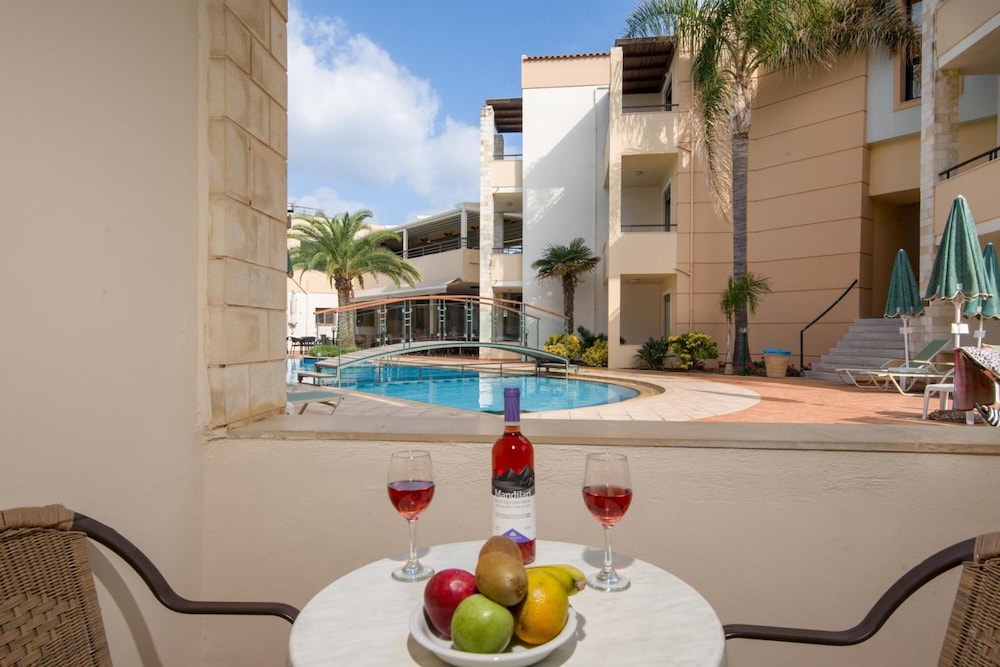 Creta Palm Hotel — Swimming pool in Chania