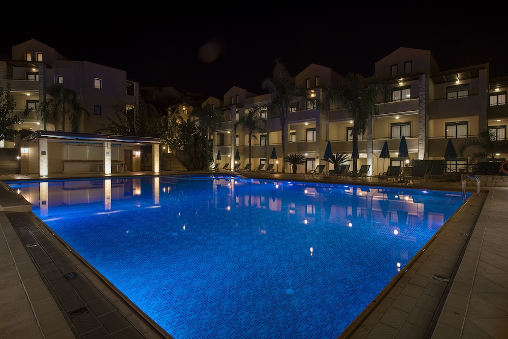 Creta Palm Hotel — Swimming pool in Chania