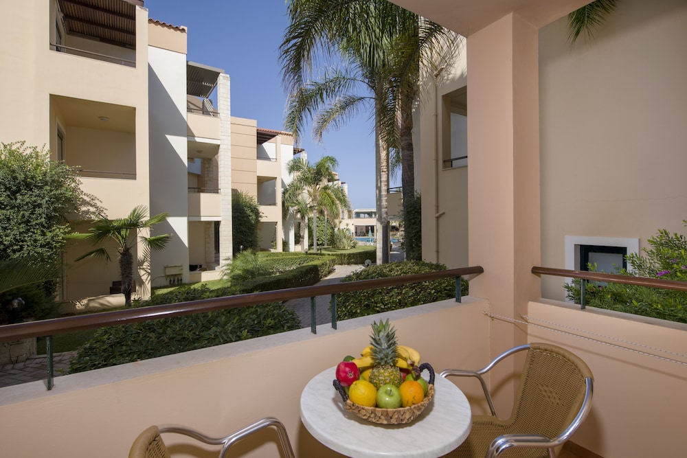 Creta Palm Hotel — Hotel building in Chania