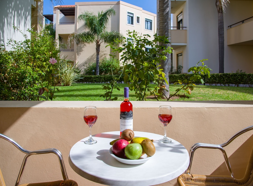 Creta Palm Hotel — Hotel building in Chania