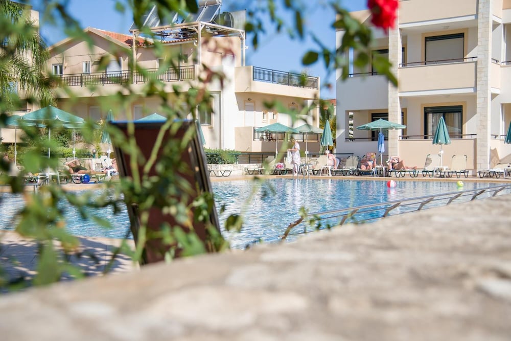 Creta Palm Hotel — Swimming pool in Chania