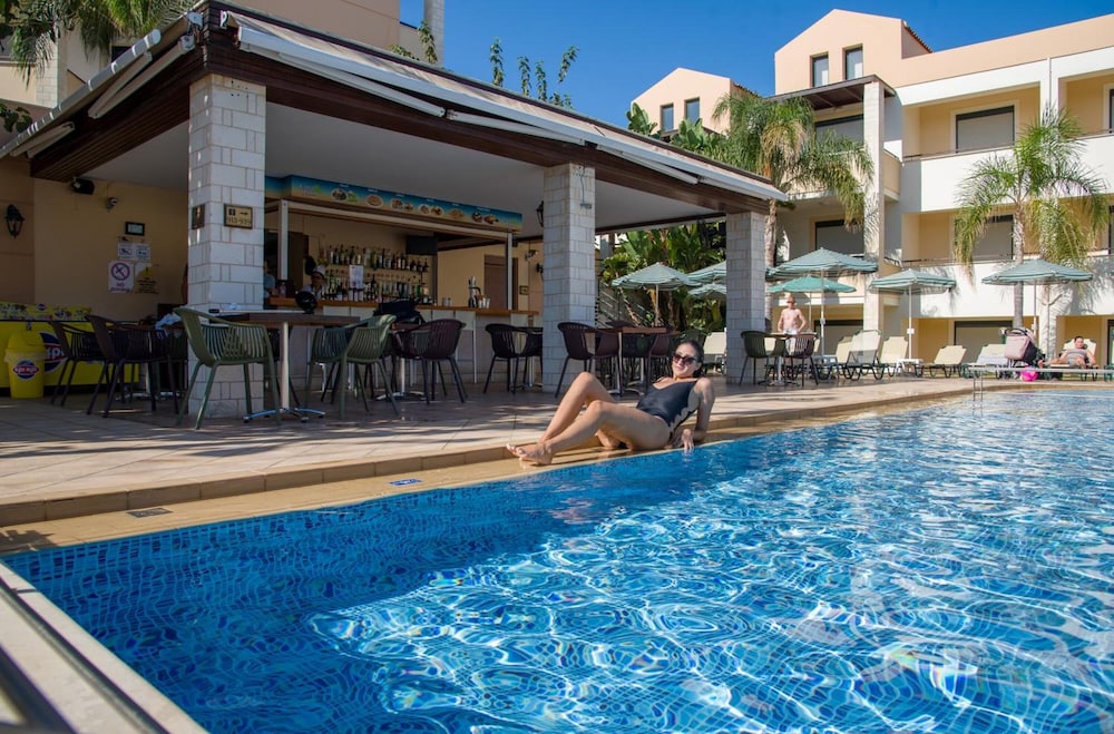 Creta Palm Hotel — Swimming pool in Chania