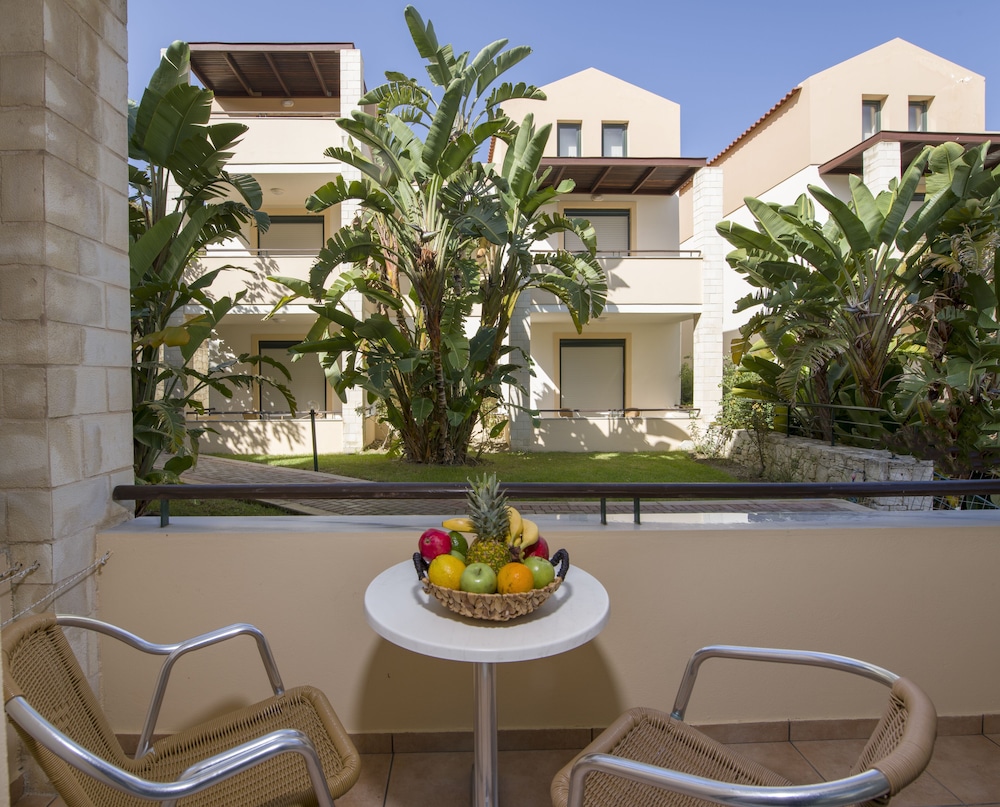 Creta Palm Hotel — Hotel building in Chania