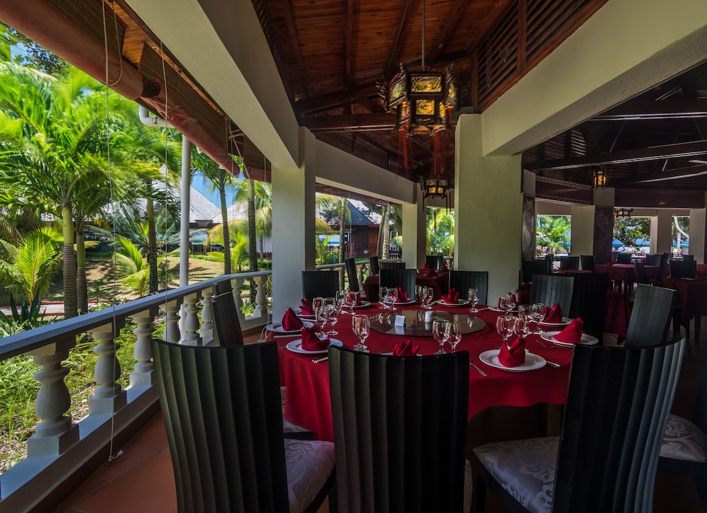 Berjaya Beau Vallon Bay Resort & Casino — Restaurant & bars in Victoria