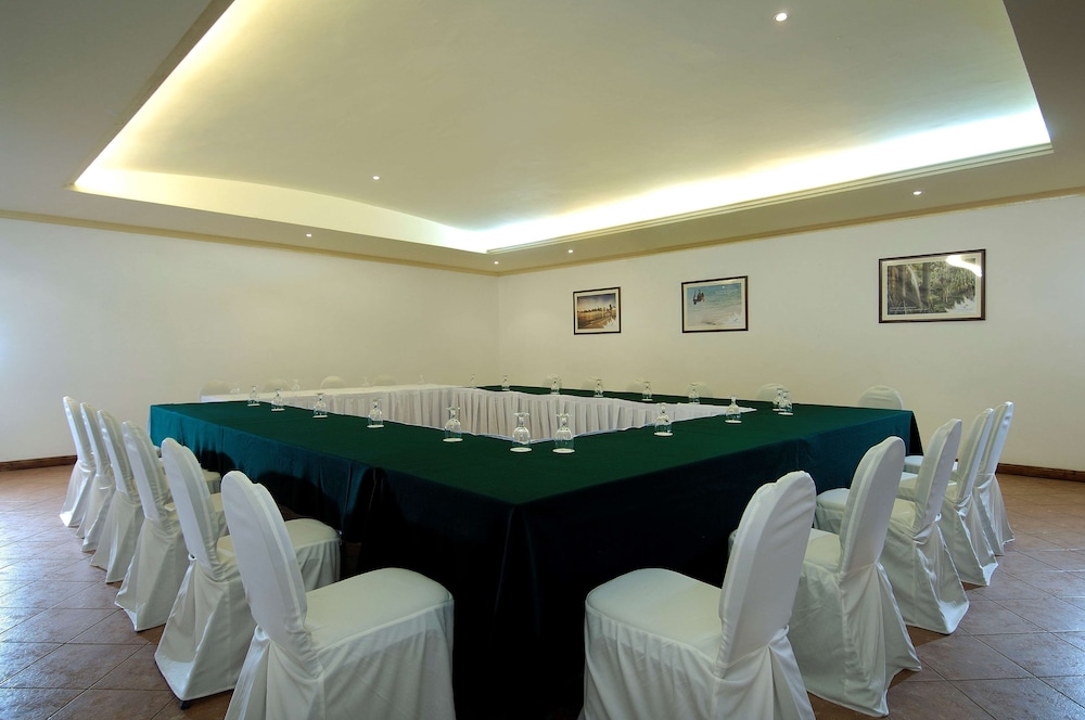 Berjaya Beau Vallon Bay Resort & Casino — Sports & recreation in Victoria