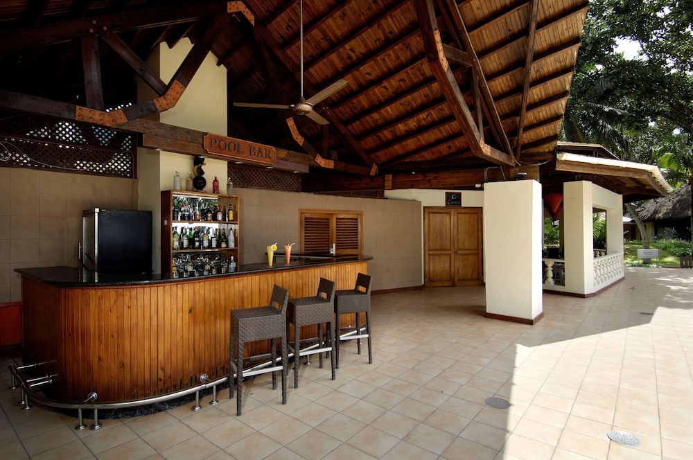 Berjaya Beau Vallon Bay Resort & Casino — Restaurant & bars in Victoria