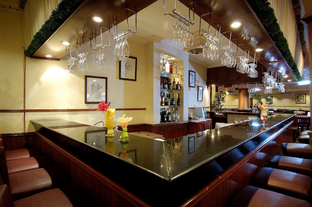 Berjaya Beau Vallon Bay Resort & Casino — Restaurant & bars in Victoria