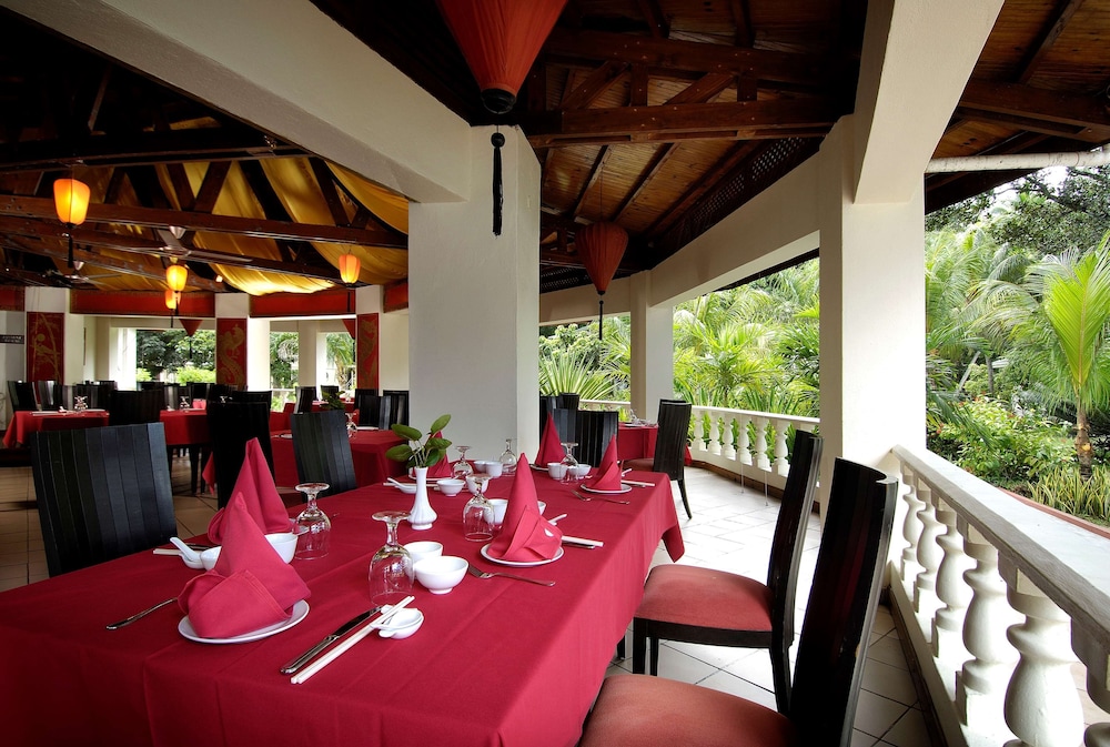 Berjaya Beau Vallon Bay Resort & Casino — Restaurant & bars in Victoria