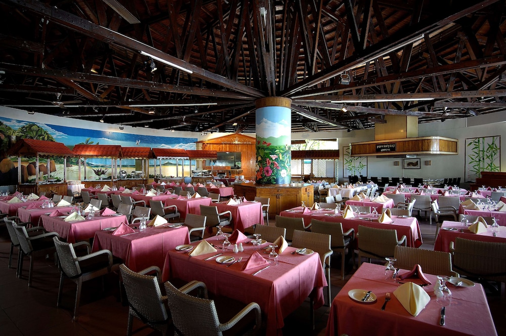 Berjaya Beau Vallon Bay Resort & Casino — Restaurant & bars in Victoria