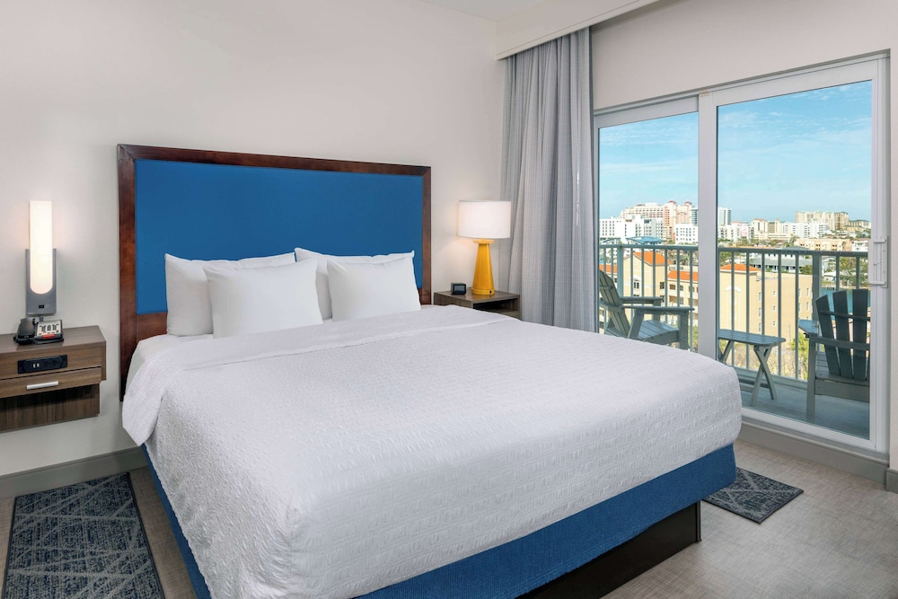 Hampton Inn & Suites Clearwater Beach — Hotel rooms in Clearwater, Florida
