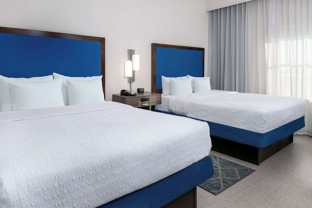 Hampton Inn & Suites Clearwater Beach — Hotel rooms in Clearwater, Florida