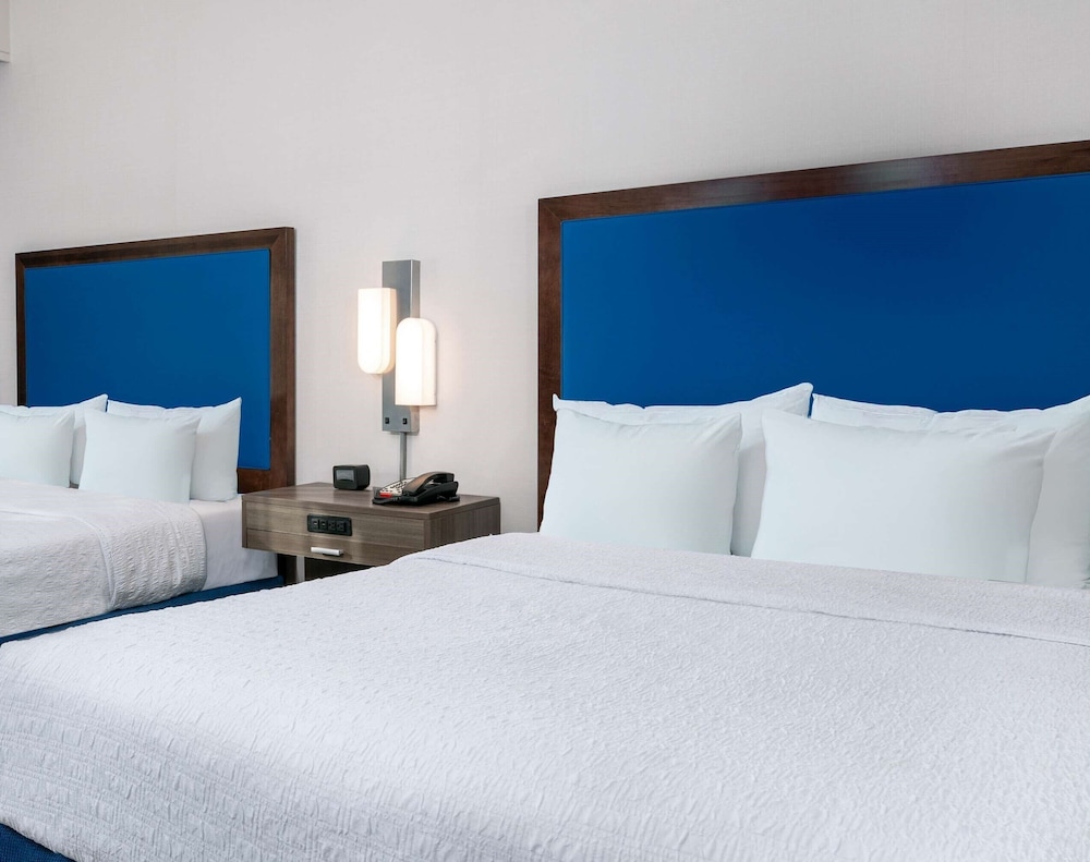 Hampton Inn & Suites Clearwater Beach — Hotel rooms in Clearwater, Florida