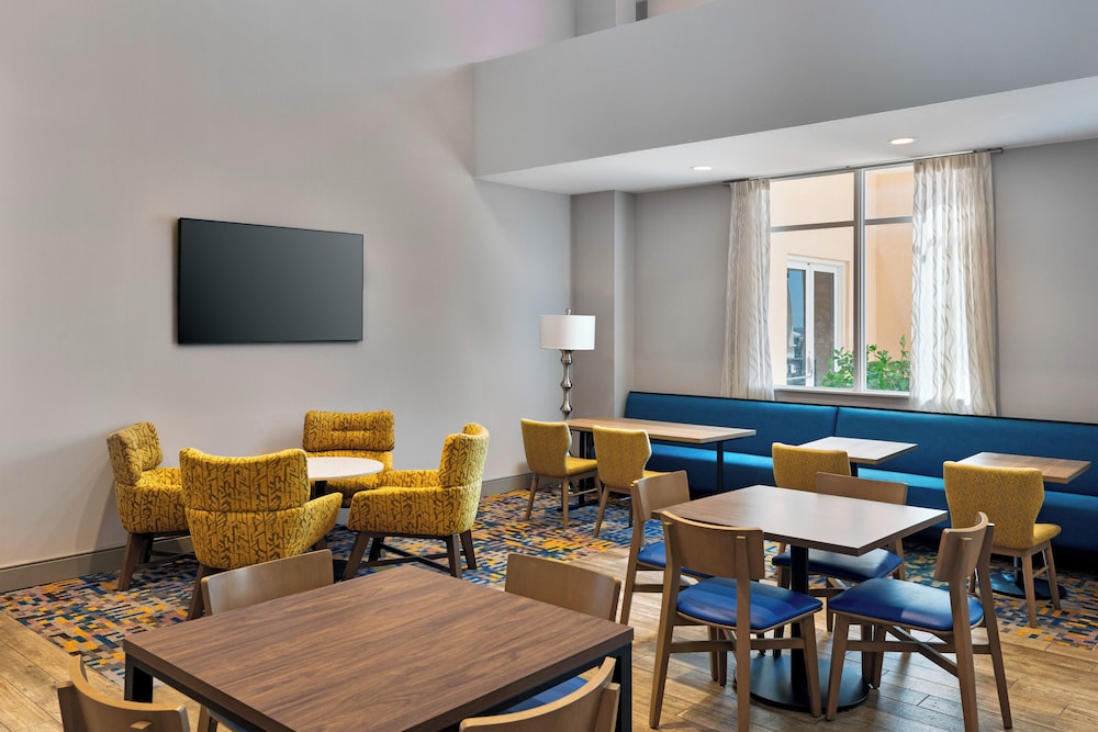 Hampton Inn & Suites Clearwater Beach — Restaurant & bars in Clearwater, Florida
