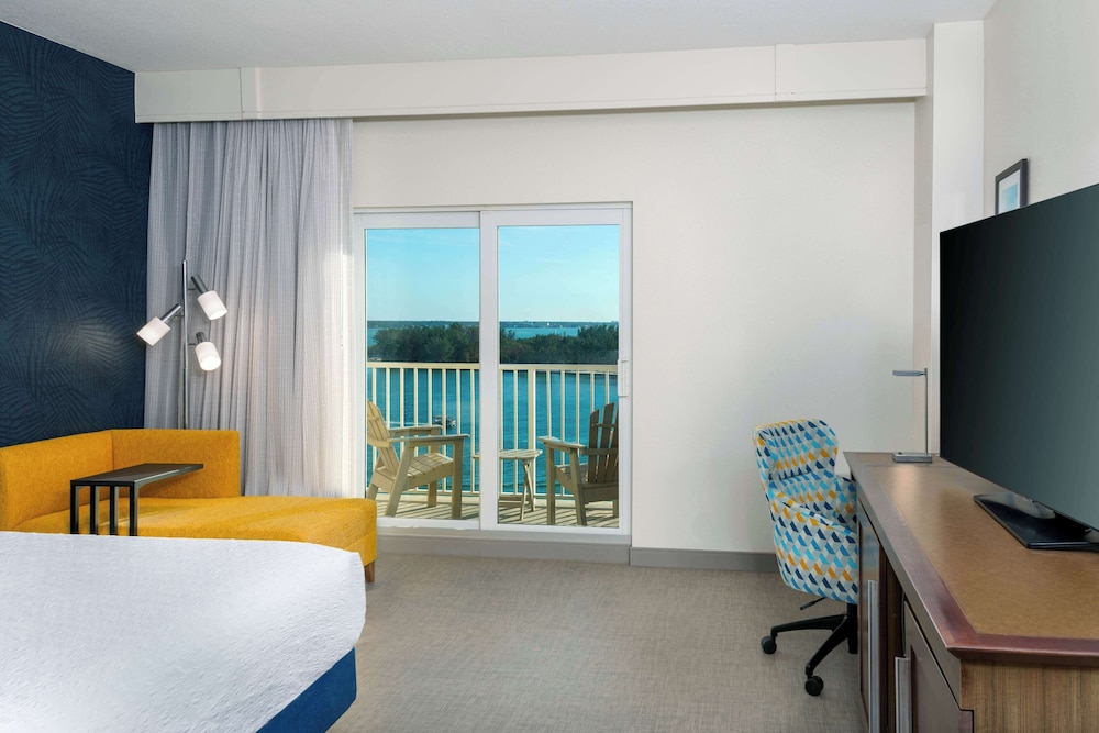 Hampton Inn & Suites Clearwater Beach — Hotel rooms in Clearwater, Florida