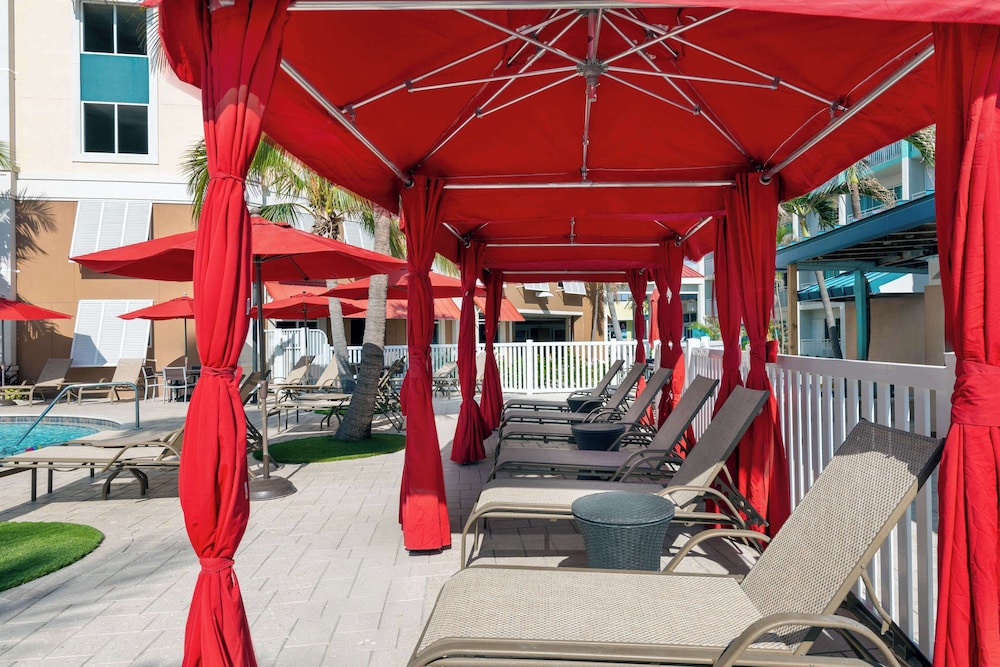 Hampton Inn & Suites Clearwater Beach — Swimming pool in Clearwater, Florida
