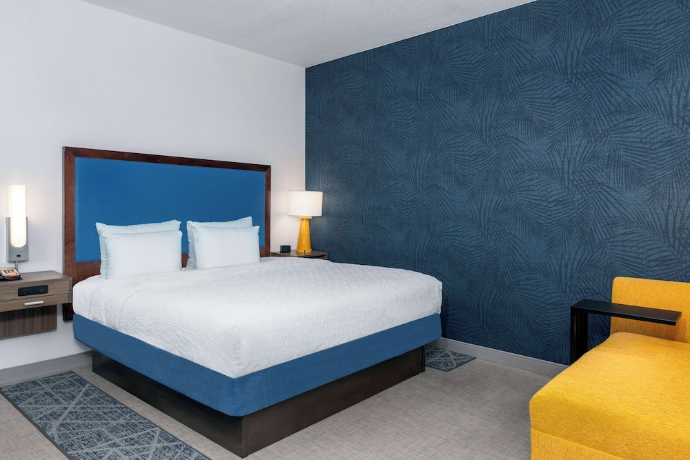 Hampton Inn & Suites Clearwater Beach — Hotel rooms in Clearwater, Florida