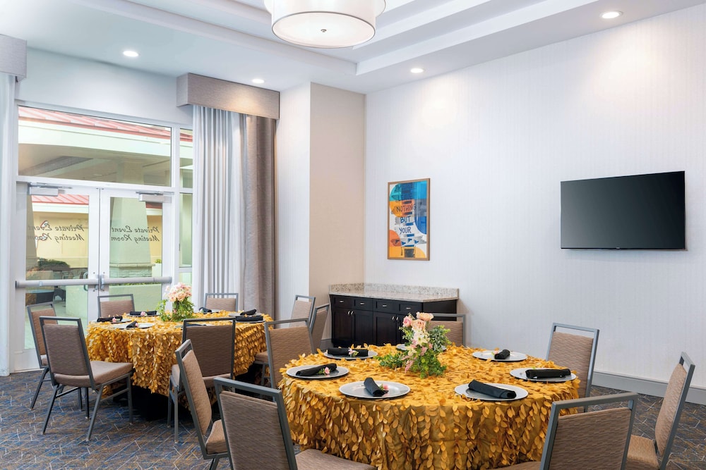 Hampton Inn & Suites Clearwater Beach — Restaurant & bars in Clearwater, Florida