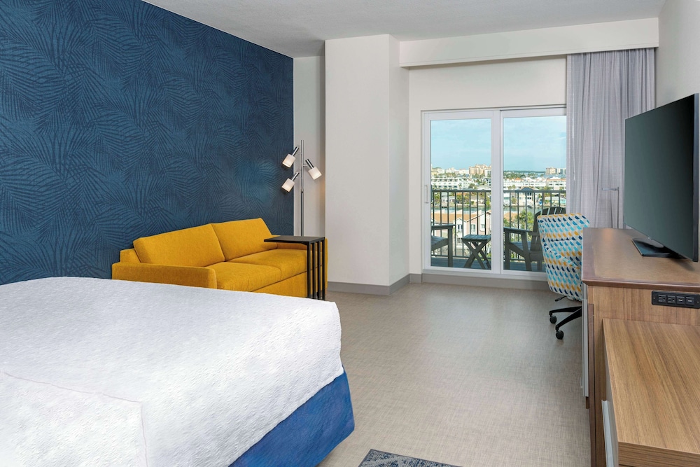 Hampton Inn & Suites Clearwater Beach — Hotel rooms in Clearwater, Florida