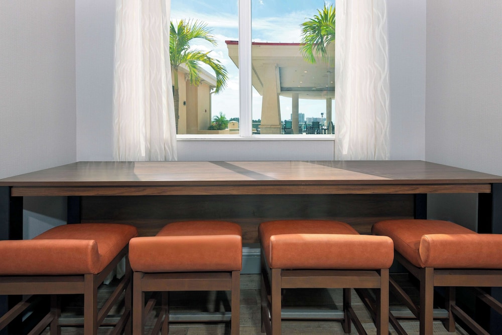 Hampton Inn & Suites Clearwater Beach — Restaurant & bars in Clearwater, Florida