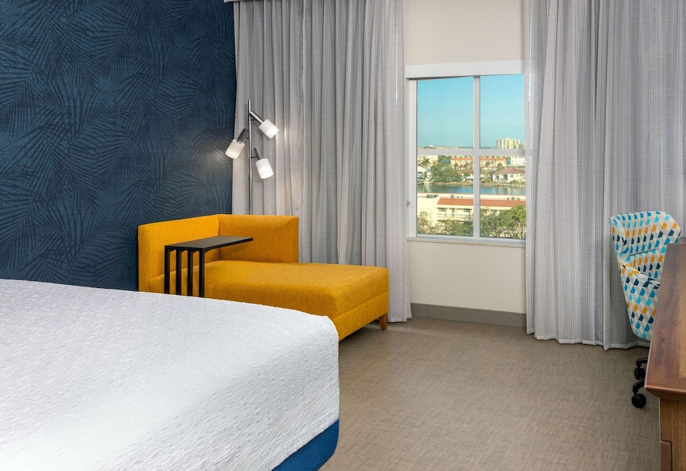 Hampton Inn & Suites Clearwater Beach — Hotel rooms in Clearwater, Florida