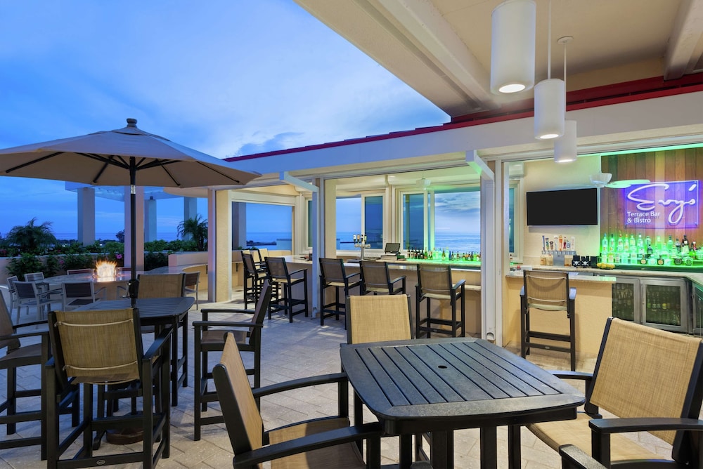 Hampton Inn & Suites Clearwater Beach — Restaurant & bars in Clearwater, Florida
