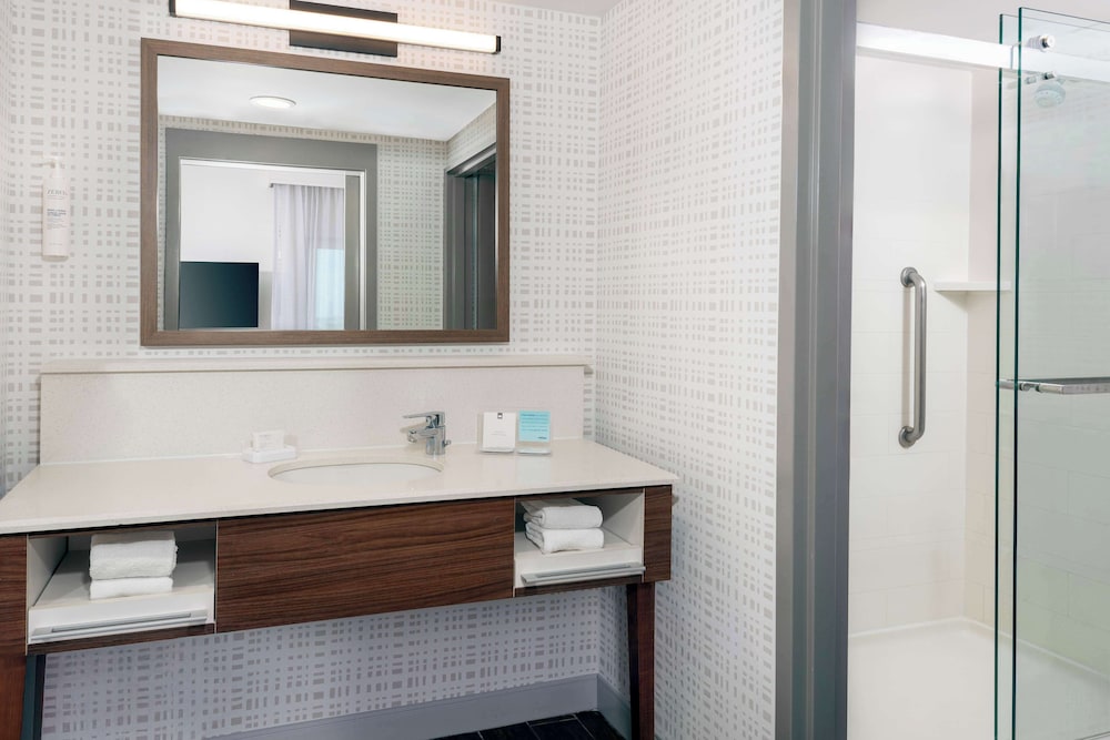 Hampton Inn & Suites Clearwater Beach — Hotel rooms in Clearwater, Florida