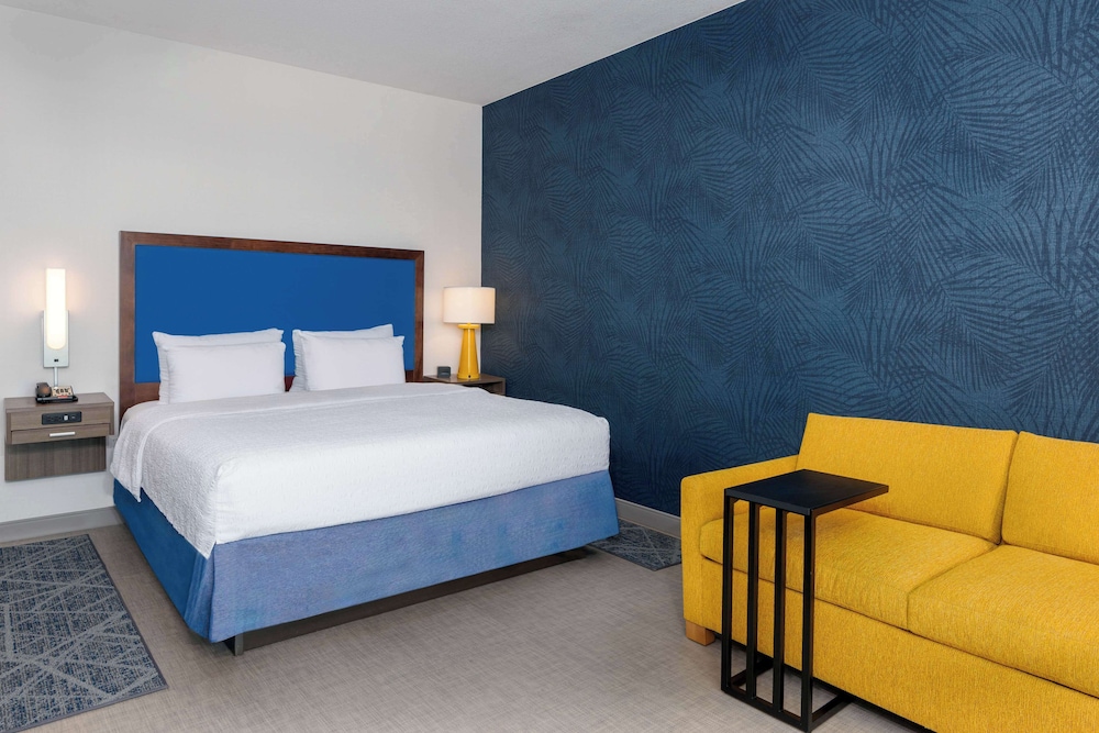 Hampton Inn & Suites Clearwater Beach — Hotel rooms in Clearwater, Florida