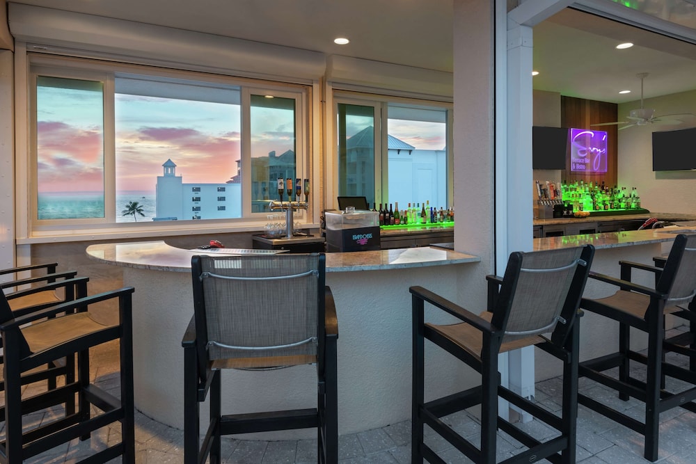 Hampton Inn & Suites Clearwater Beach — Restaurant & bars in Clearwater, Florida