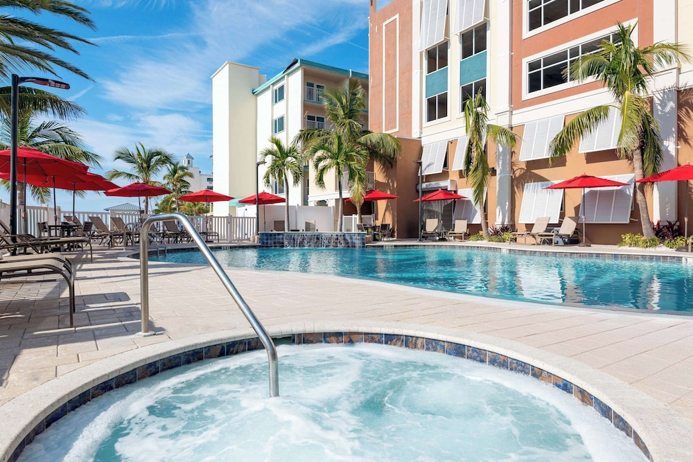 Hampton Inn & Suites Clearwater Beach — Swimming pool in Clearwater, Florida