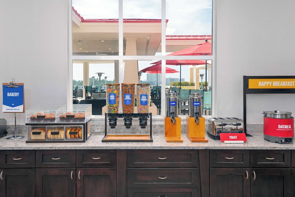 Hampton Inn & Suites Clearwater Beach — Restaurant & bars in Clearwater, Florida