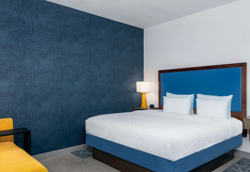 Hampton Inn & Suites Clearwater Beach — Hotel rooms in Clearwater, Florida