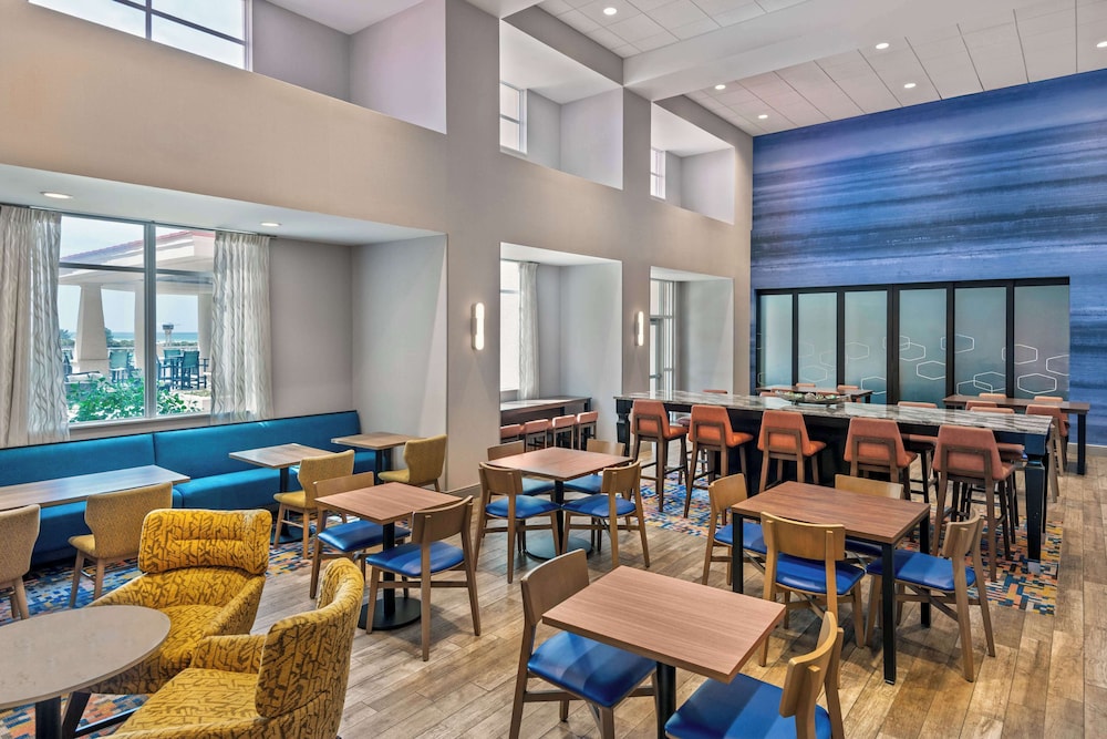 Hampton Inn & Suites Clearwater Beach — Restaurant & bars in Clearwater, Florida