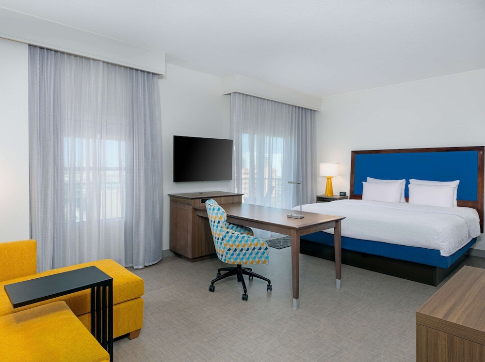 Hampton Inn & Suites Clearwater Beach — Hotel rooms in Clearwater, Florida