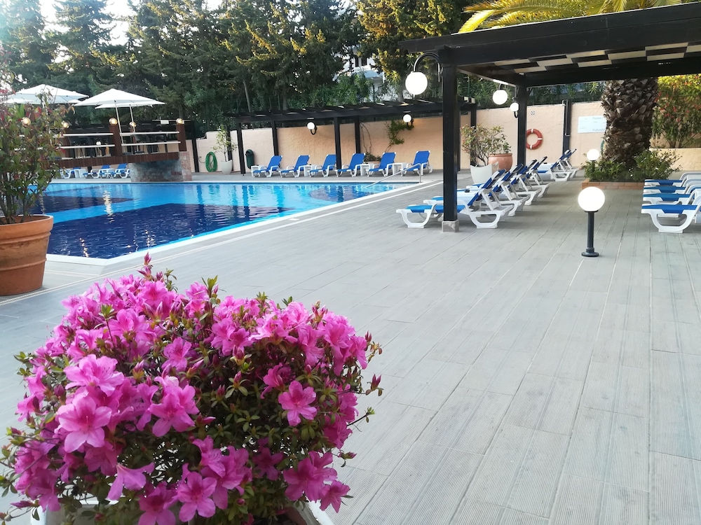 Hotel Balaia Mar — Swimming pool in Albufeira, Faro
