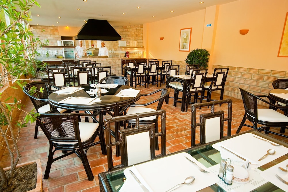 Hotel Balaia Mar — Restaurant & bars in Albufeira, Faro