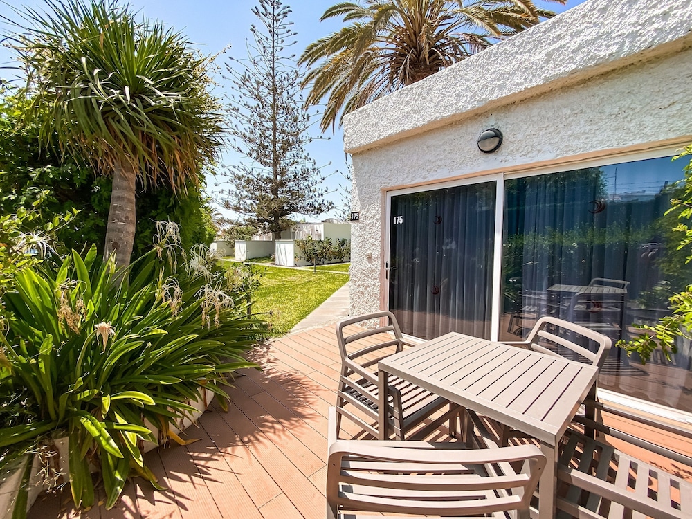 Bungalows Cordial Biarritz — Hotel building in Playa del Ingles, Canary Islands