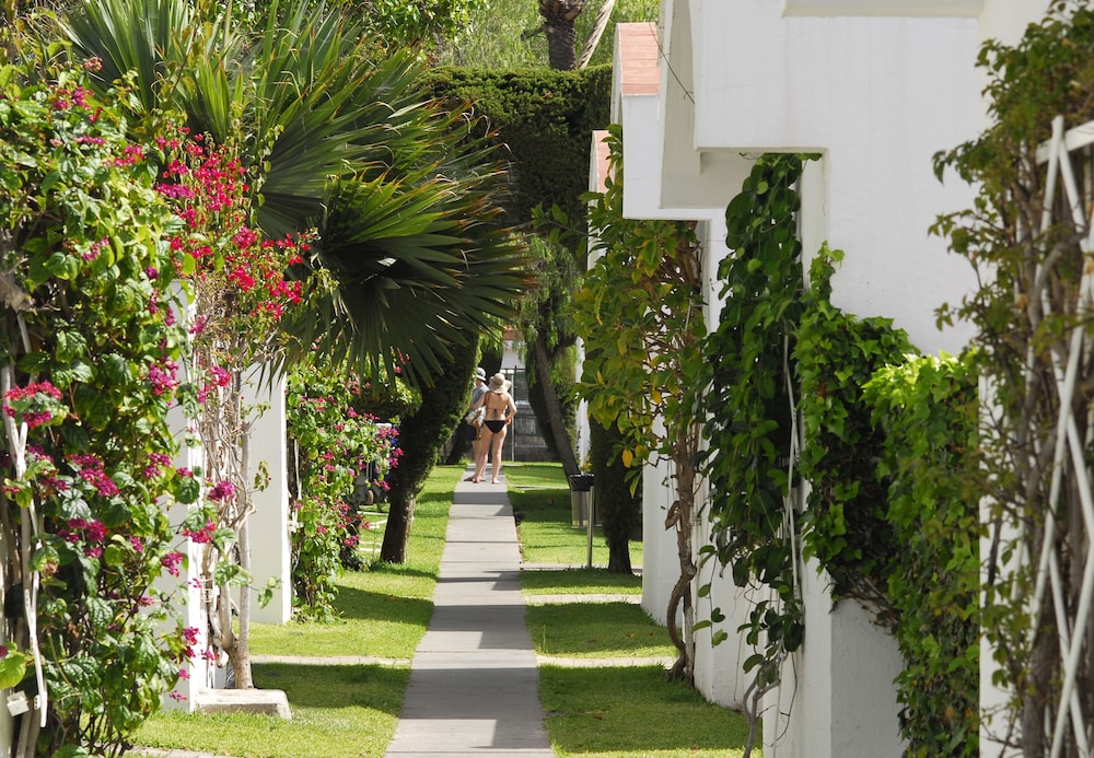 Bungalows Cordial Biarritz — Hotel building in Playa del Ingles, Canary Islands